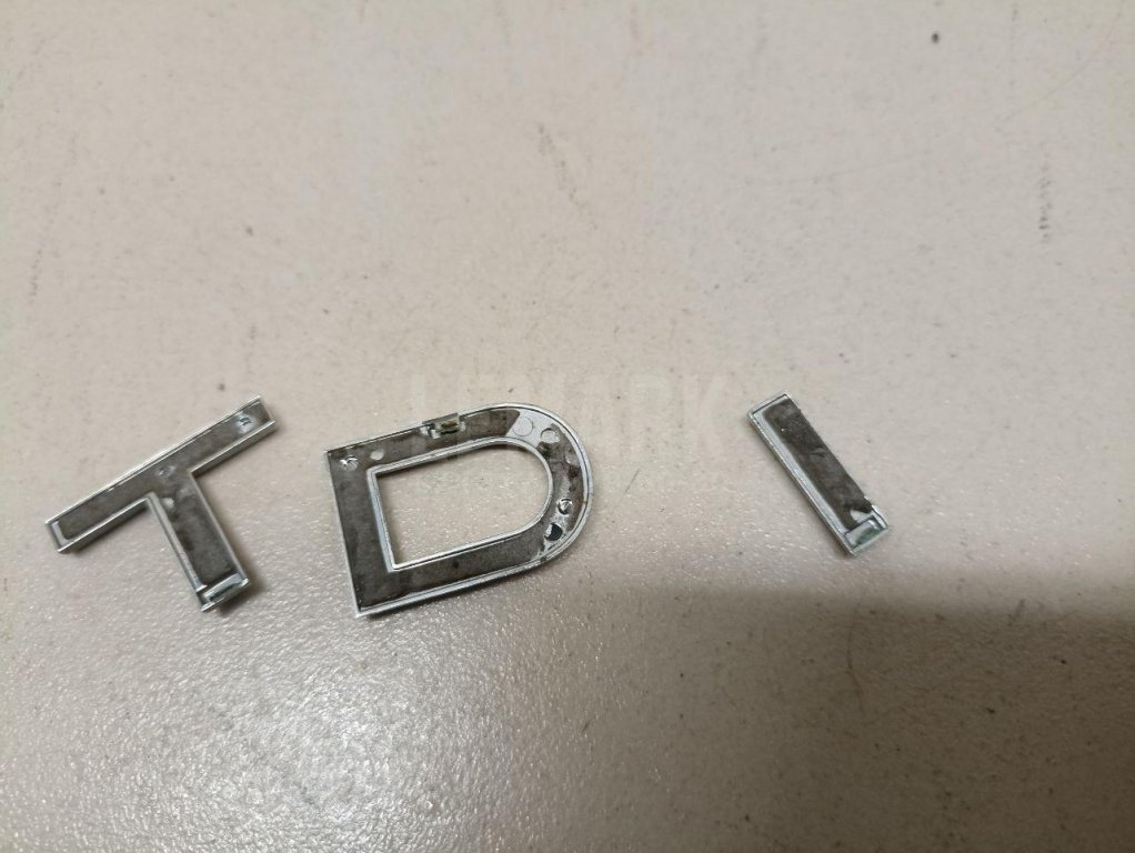 Эмблема на крышку багажника