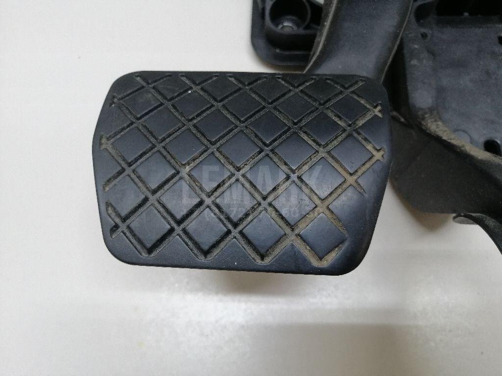 Педаль тормоза