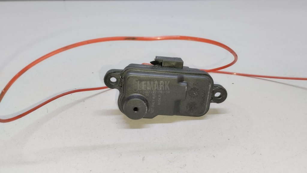 Активатор замка крышки бензобака