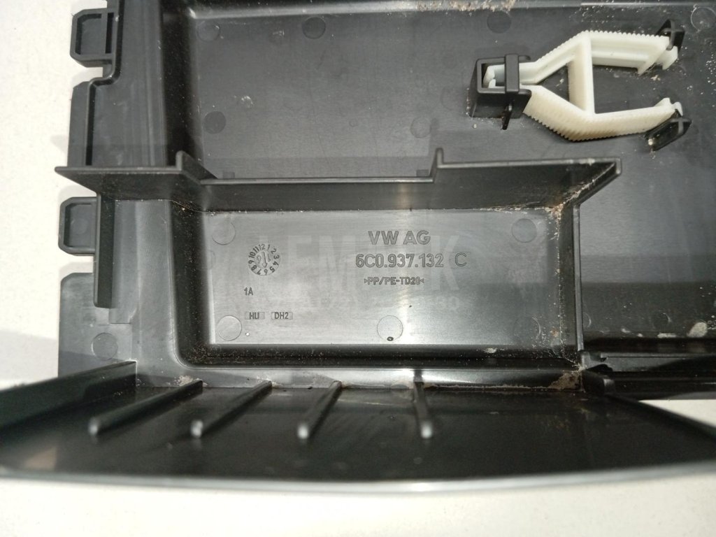 Крышка блока предохранителей