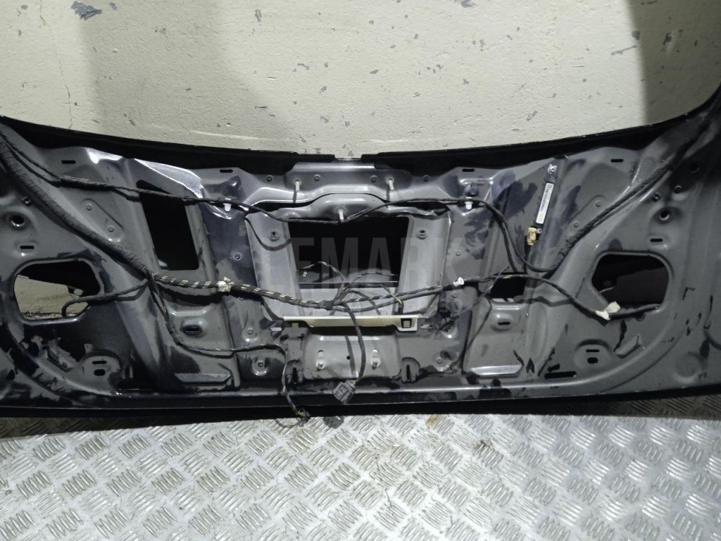 Дверь багажника