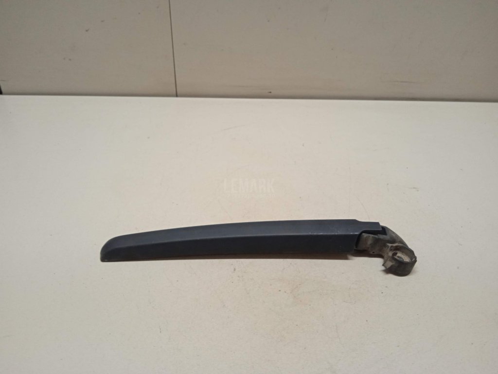 Поводок стеклоочистителя заднего