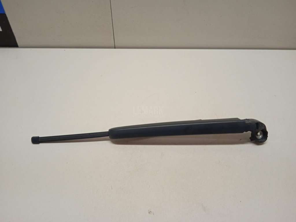 Поводок стеклоочистителя заднего