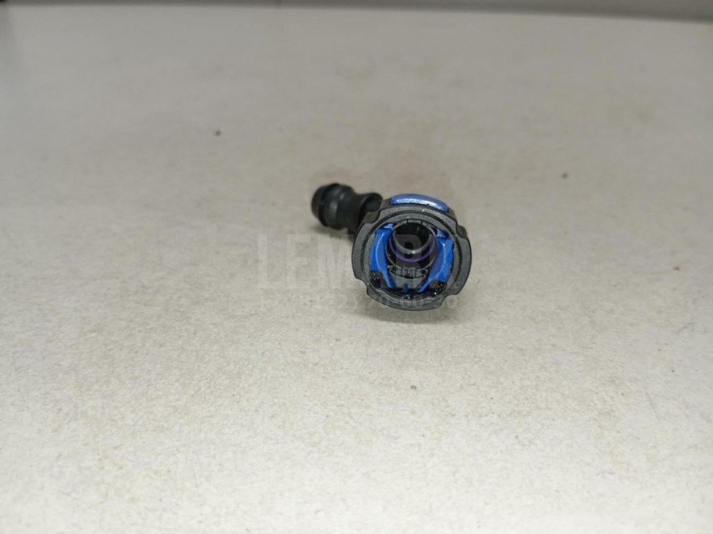 Штуцер трубки омывателя