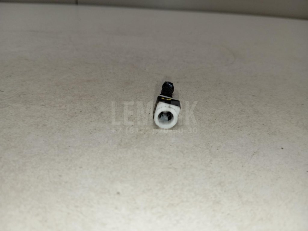 Штуцер трубки омывателя