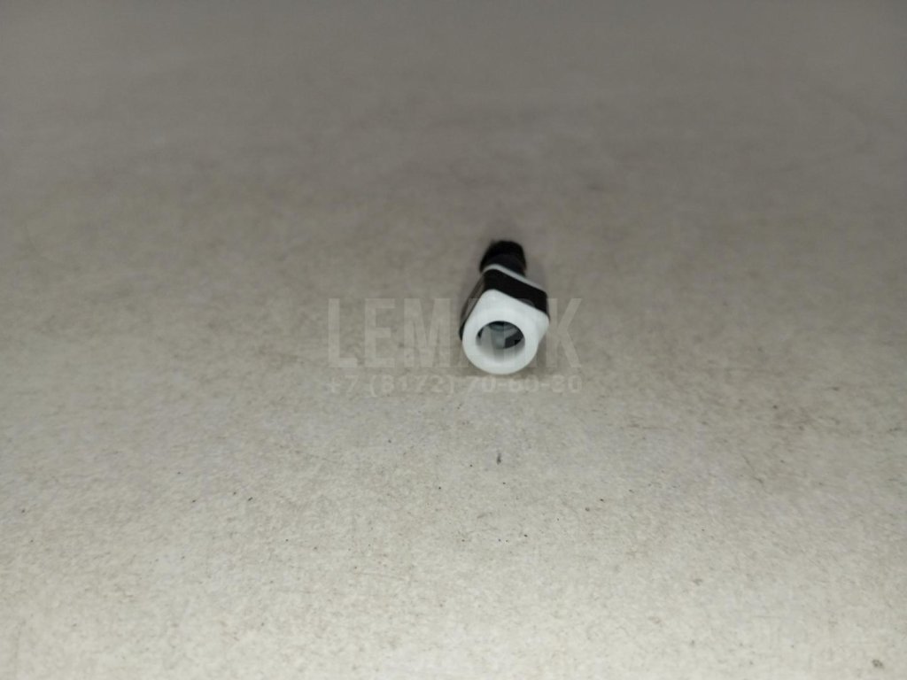 Штуцер трубки омывателя