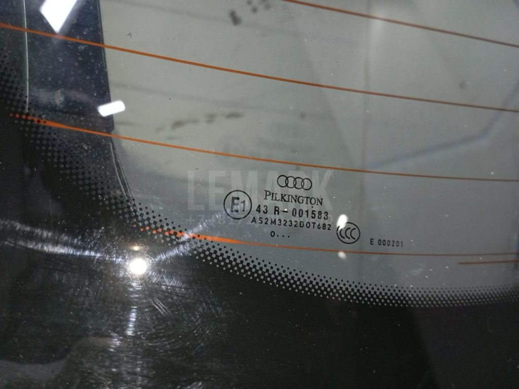 Стекло двери багажника