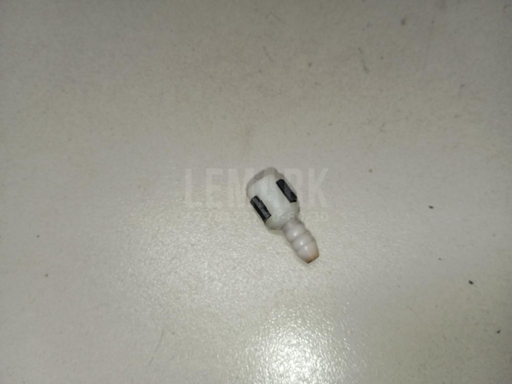 Штуцер трубки омывателя