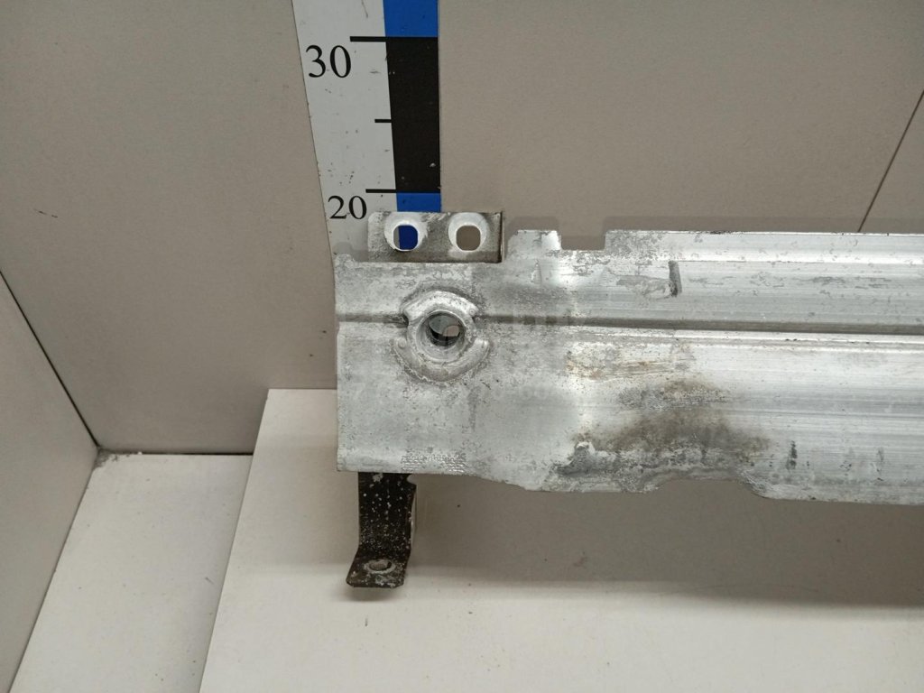 Усилитель переднего бампера