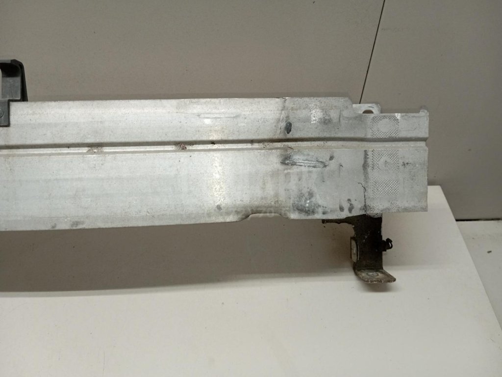 Усилитель переднего бампера