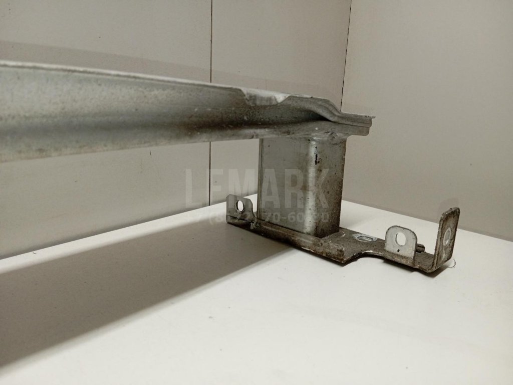 Усилитель переднего бампера