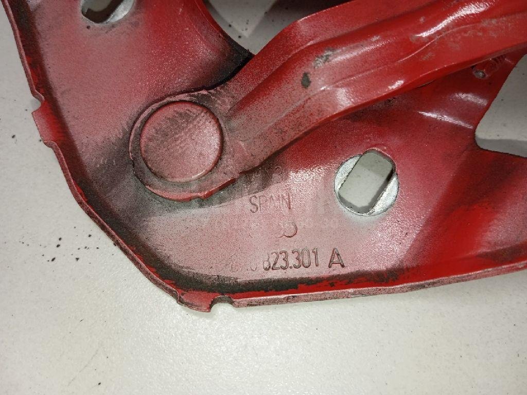 Петля капота левая