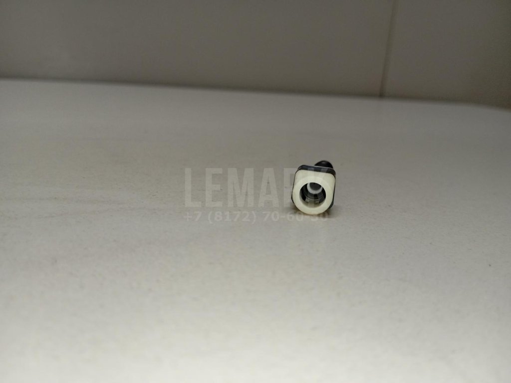 Штуцер трубки омывателя