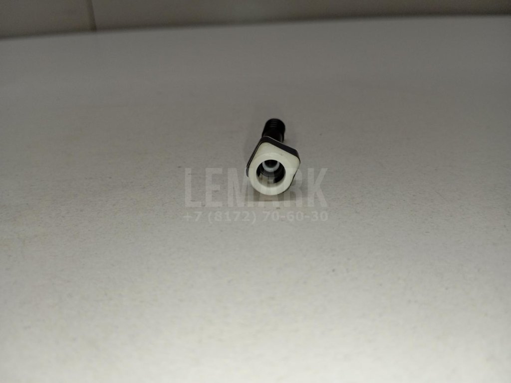 Штуцер трубки омывателя