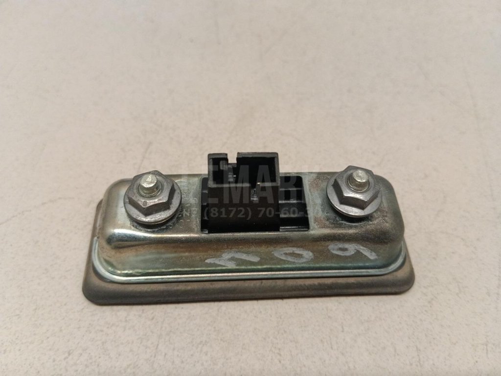 Кнопка открывания багажника