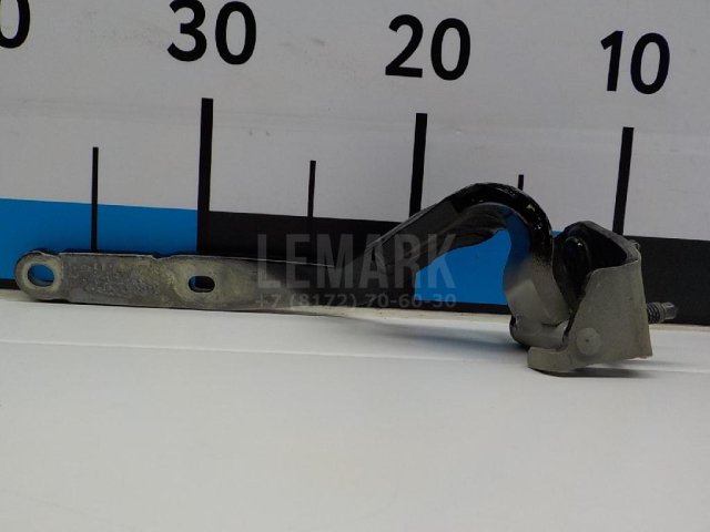 Петля двери багажника