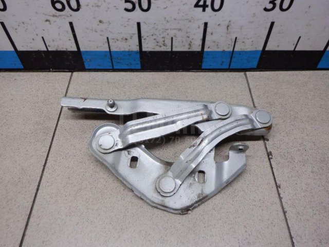 Петля капота левая