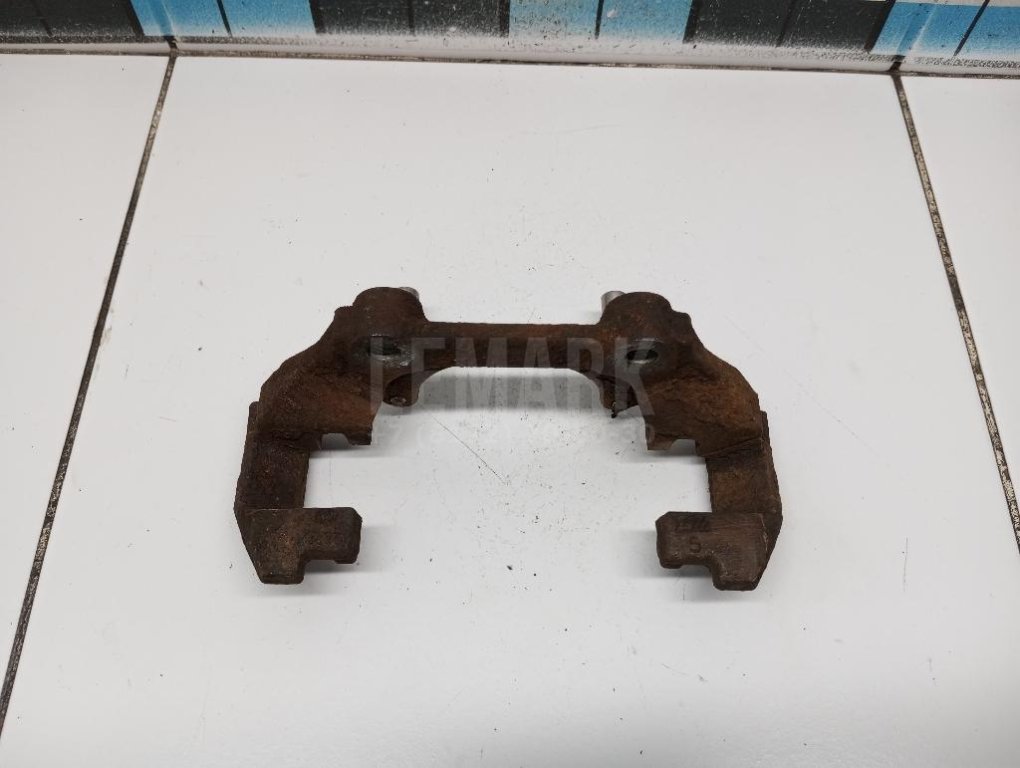 Скоба суппорта переднего