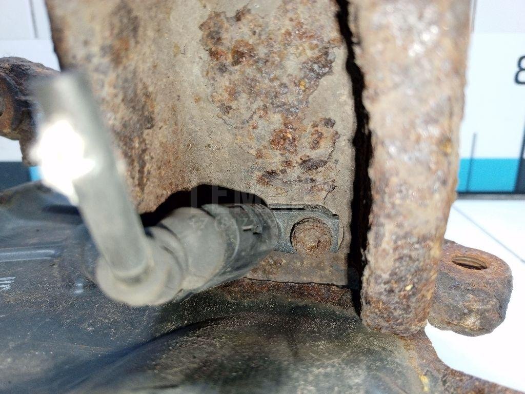 Кулак поворотный передний правый