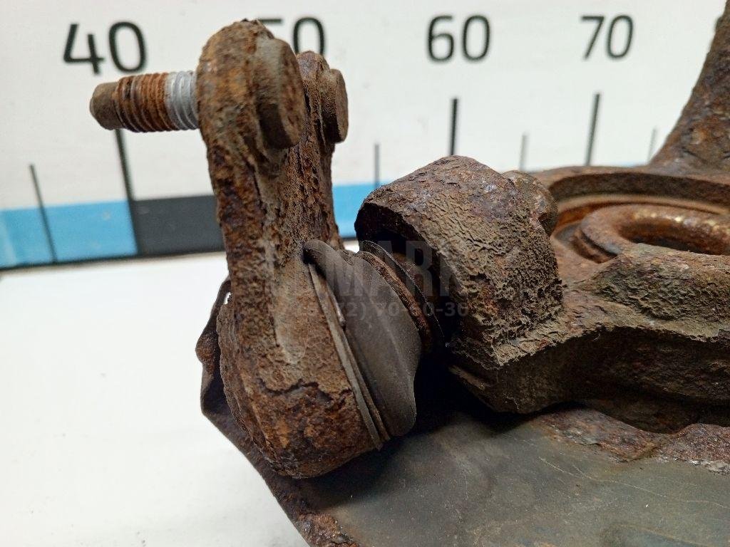 Кулак поворотный передний правый