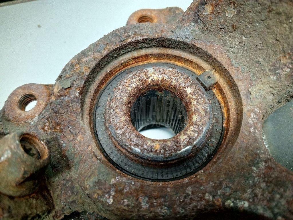 Кулак поворотный передний правый