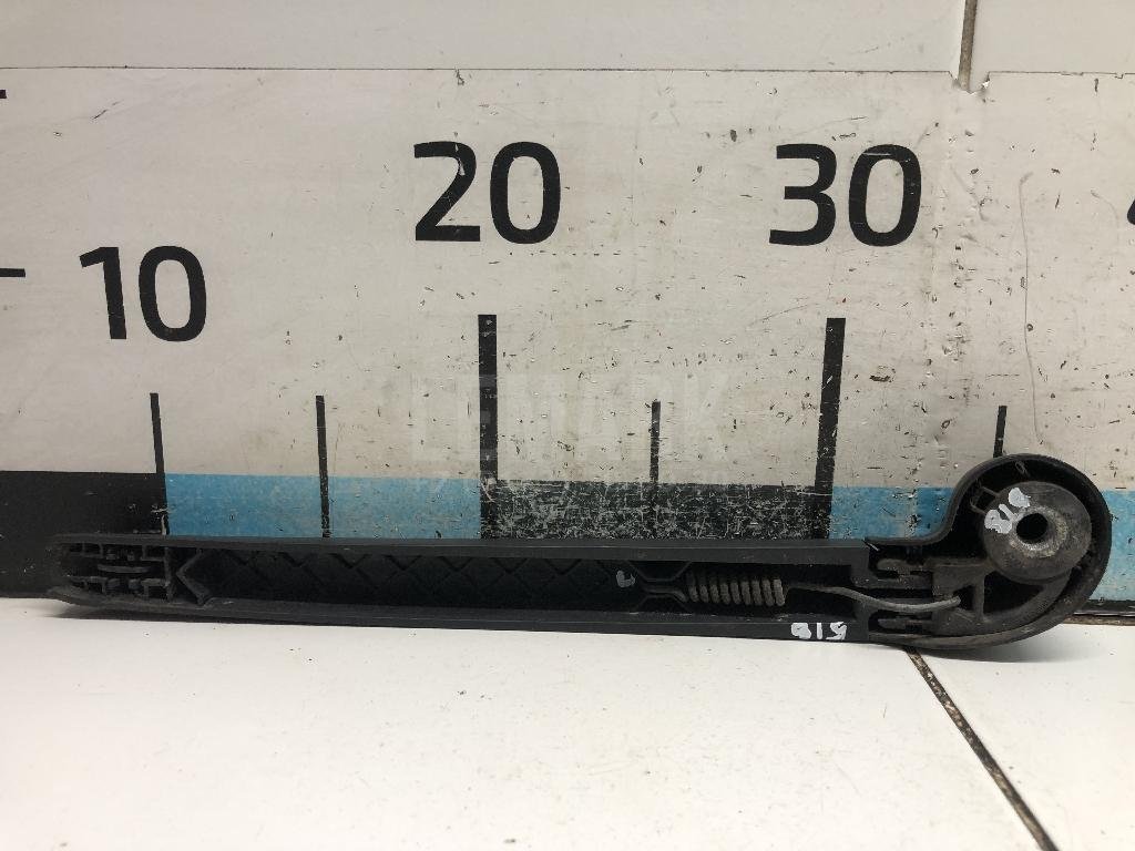 Поводок стеклоочистителя заднего