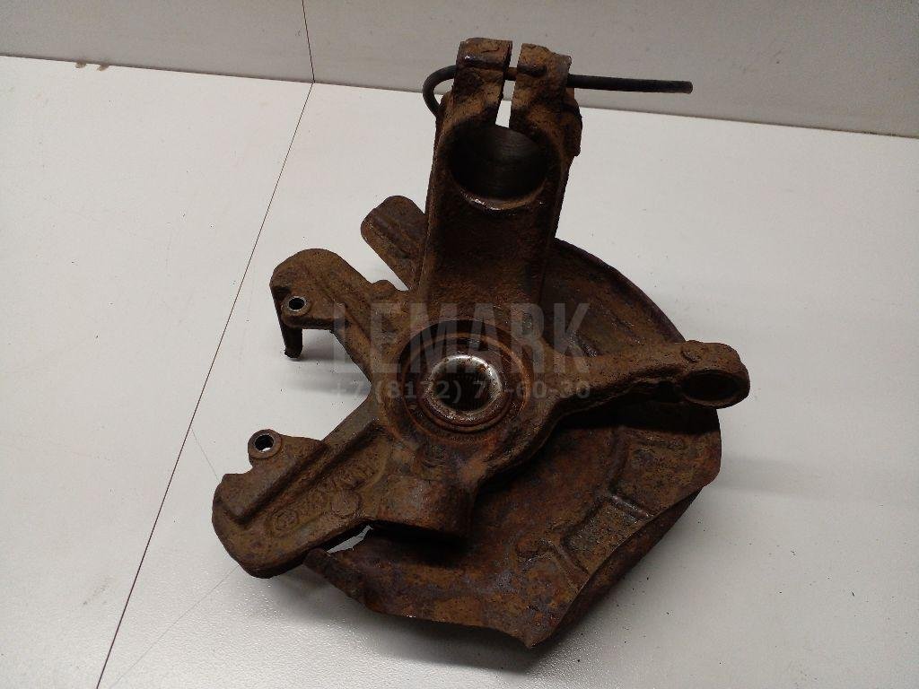 Кулак поворотный передний правый