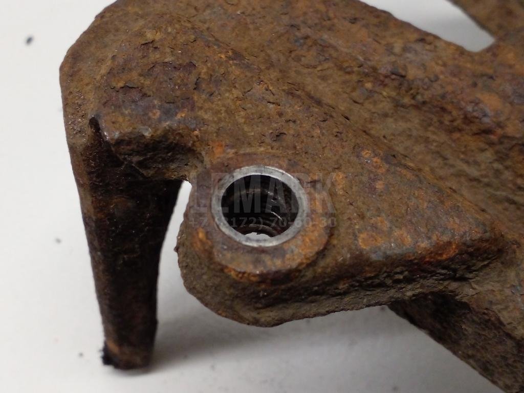 Кулак поворотный передний правый