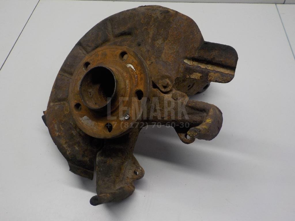 Кулак поворотный передний правый