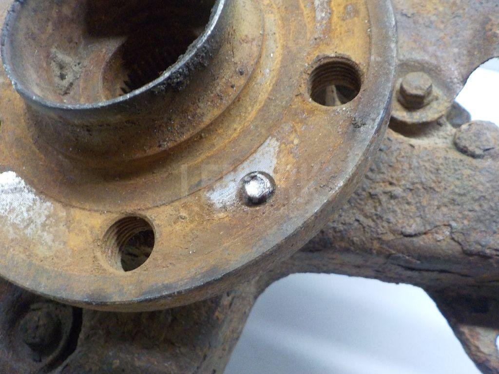 Кулак поворотный передний правый