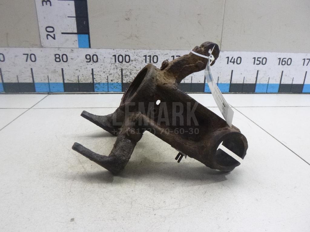 Кулак поворотный передний правый