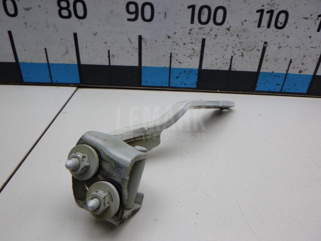 Петля двери багажника