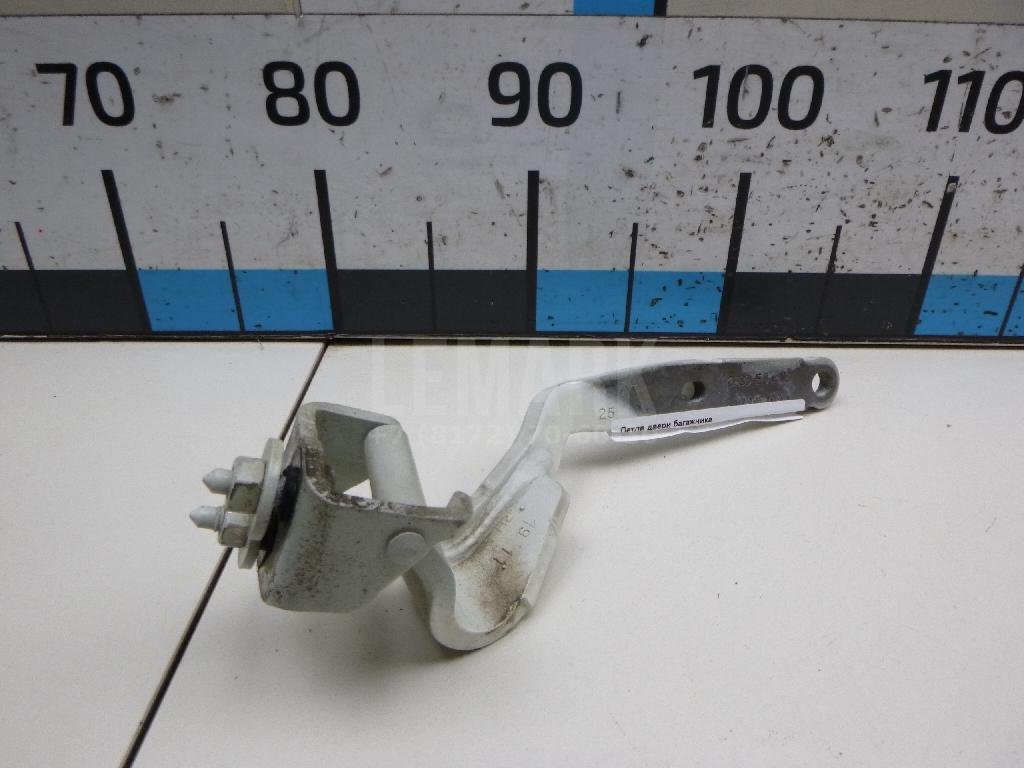 Петля двери багажника