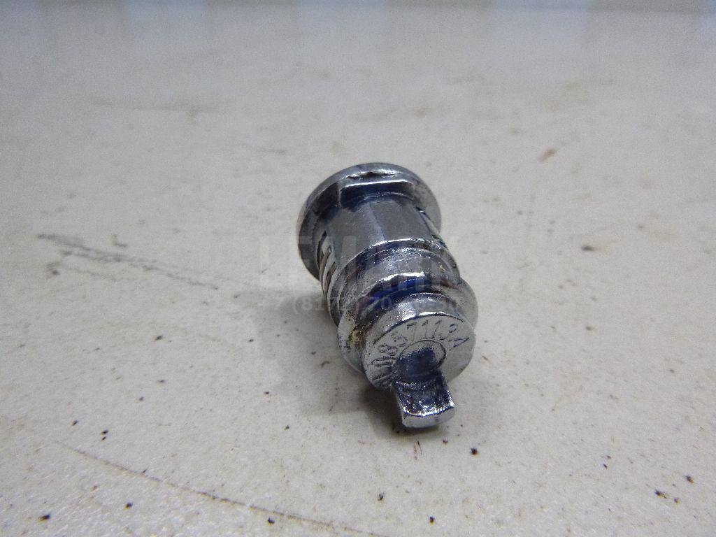 Вставка замка бардачка