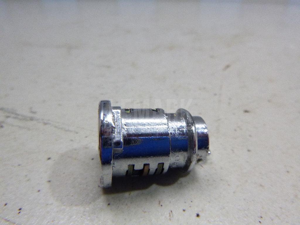 Вставка замка бардачка