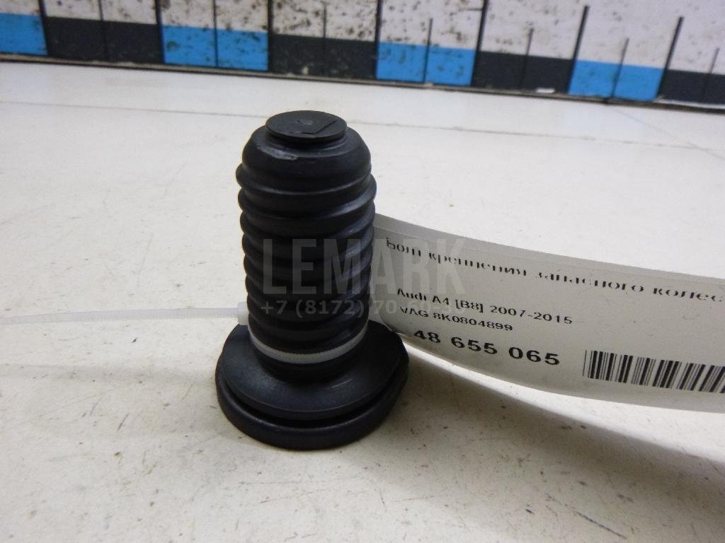 Болт крепления запасного колеса