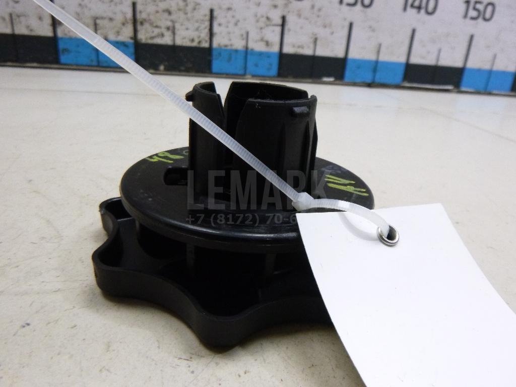 Болт крепления запасного колеса