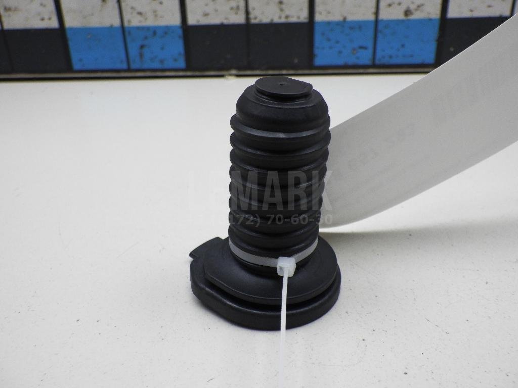 Болт крепления запасного колеса