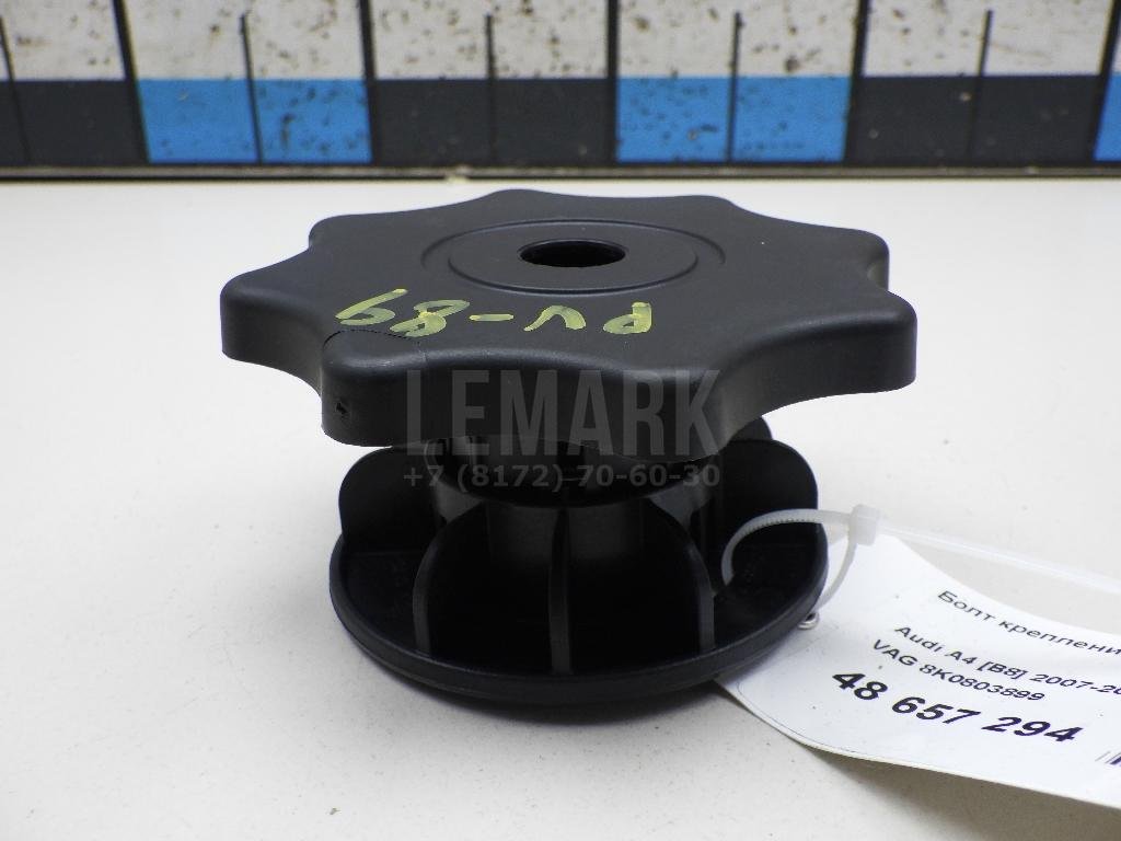 Болт крепления запасного колеса