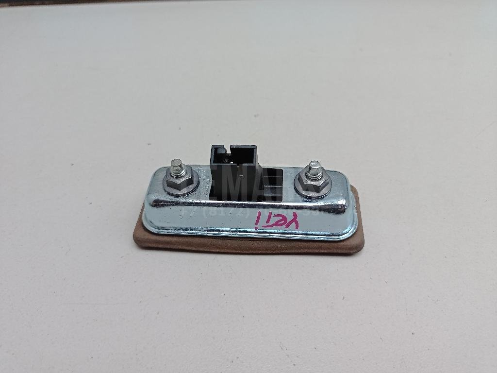 Кнопка открывания багажника