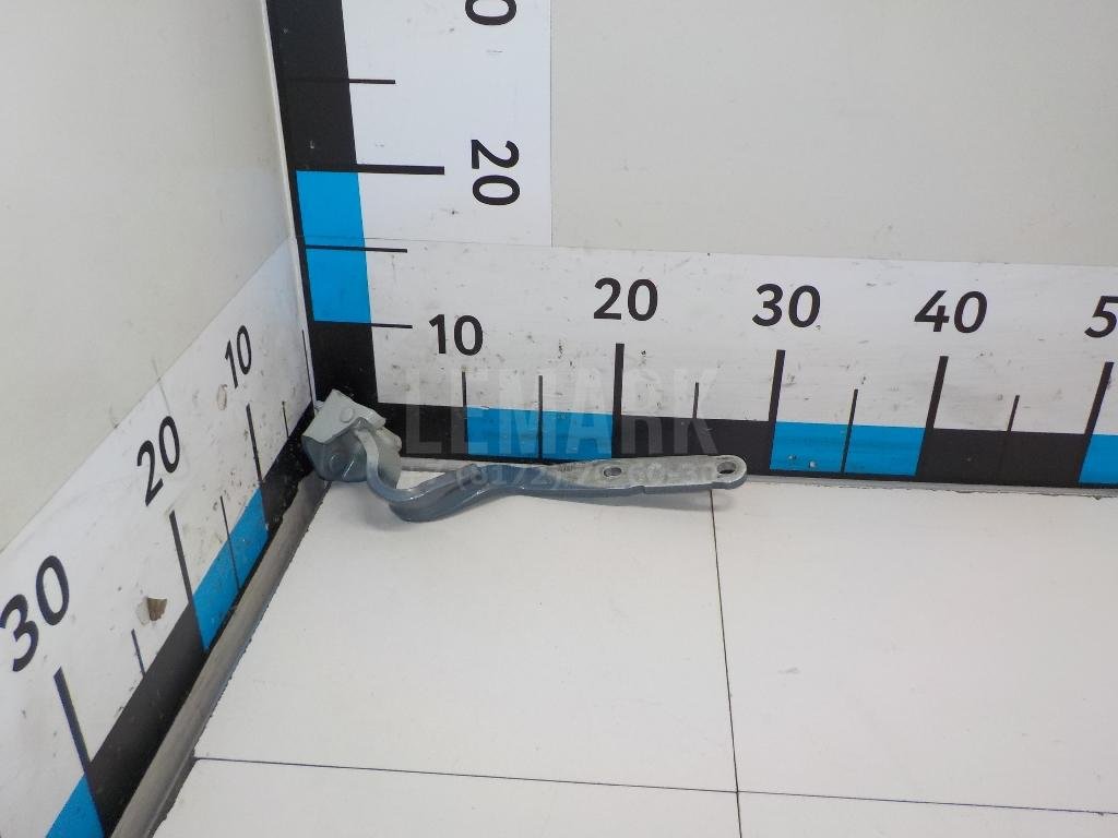 Петля двери багажника