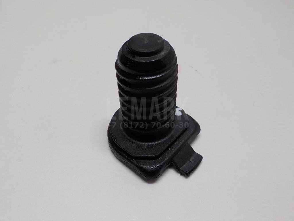 Болт крепления запасного колеса