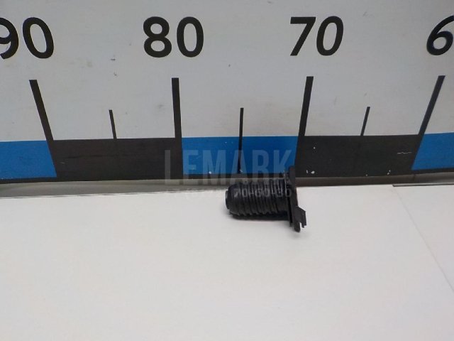 Болт крепления запасного колеса