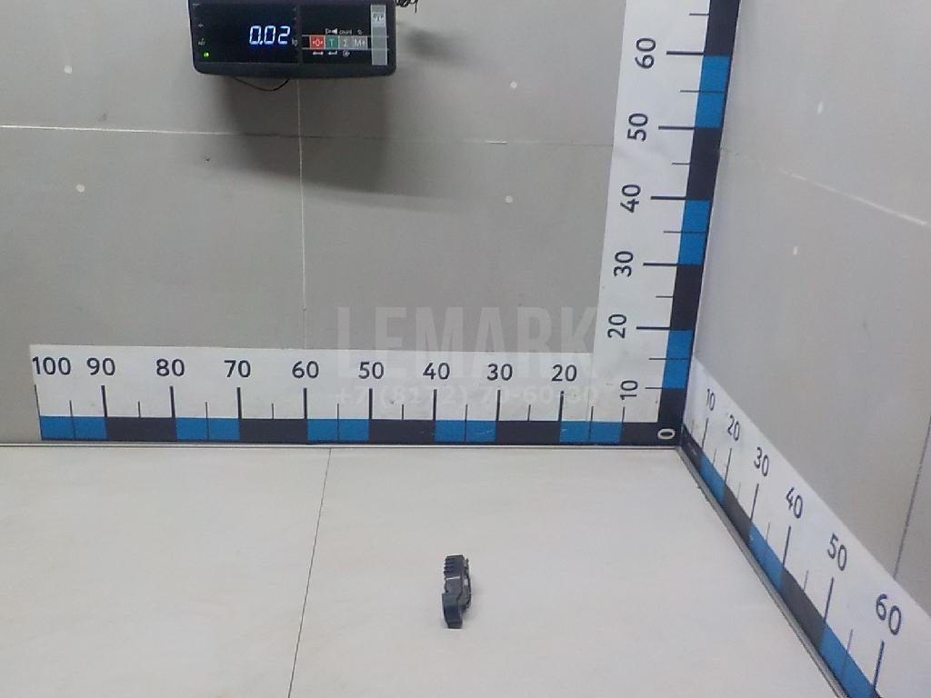 Фиксатор замка двери