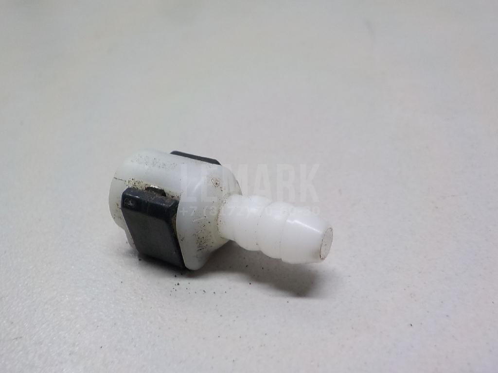 Штуцер трубки омывателя