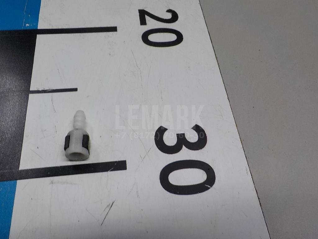 Штуцер трубки омывателя