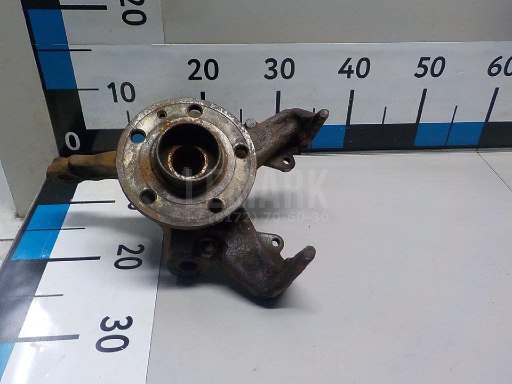 Кулак поворотный передний правый