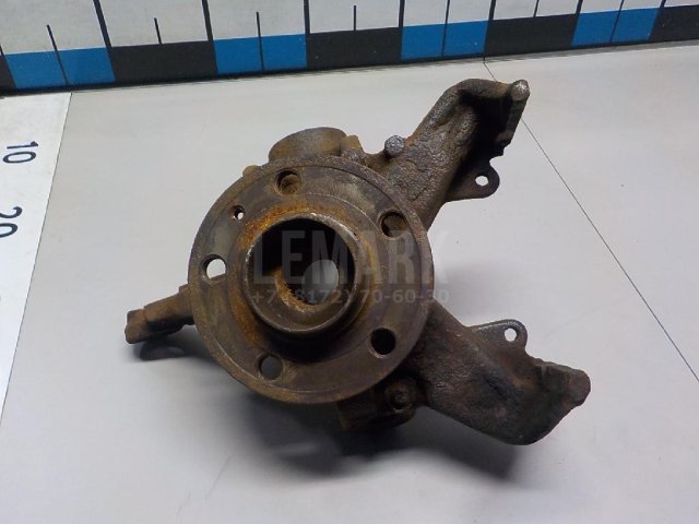 Кулак поворотный передний правый