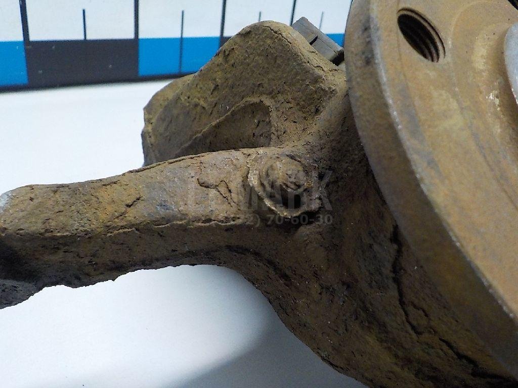 Кулак поворотный передний правый