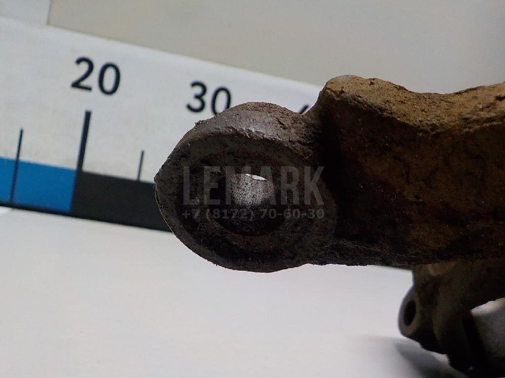 Кулак поворотный передний правый